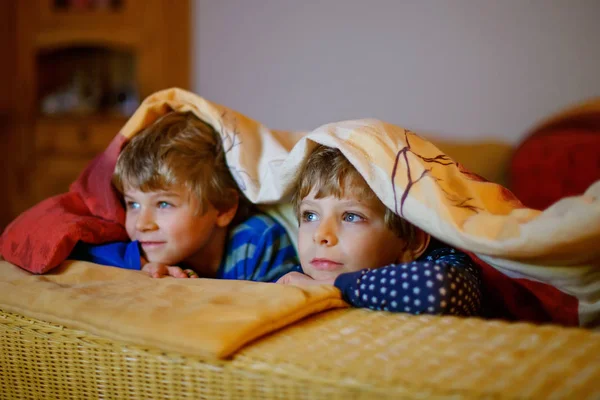 小男孩孩子们看电视，享受漫画 — 图库照片