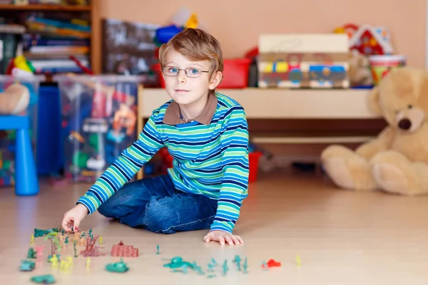 Oyuncak askerlerle kapalı kreş oyun çocuk evlat