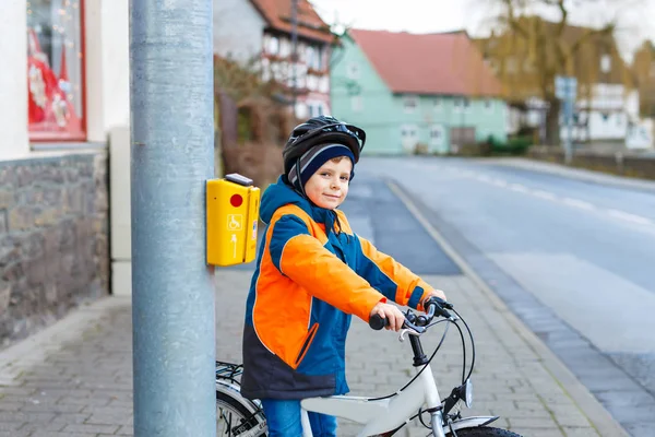 Küçük anaokulu çocuğu bisiklete biniyor — Stok fotoğraf