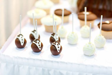 Gelin ve damat pasta düğün tatlı tablo için açılır