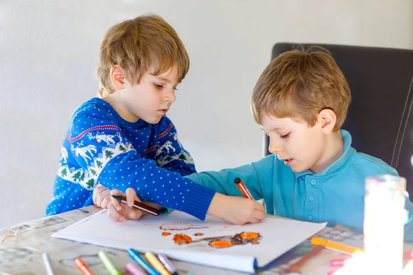 Två kid lite pojkar i skolan målning en berättelse med färgglada pennor — Stockfoto