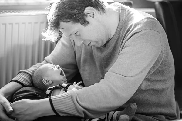 Счастливый гордый молодой отец с новорожденной дочкой, семейный портрет — стоковое фото