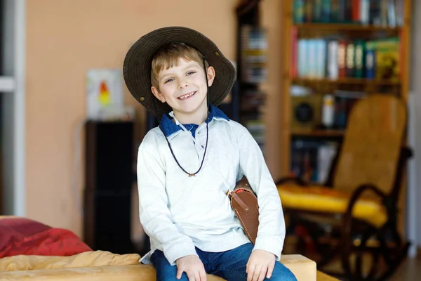 Kovboy şapkası giyen küçük okullu çocuk çocuk portresi — Stok fotoğraf