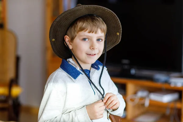 Porträtt av lilla skola unge pojke klädd i cowboyhatt — Stockfoto