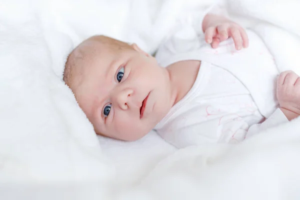 Retrato de bonito adorável bebê recém-nascido criança — Fotografia de Stock