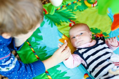 Yeni doğan bebek kız kardeşi ile mutlu küçük çocuk çocuk kız