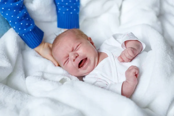 Портрет милої чарівної новонародженої дитини, що плаче — стокове фото