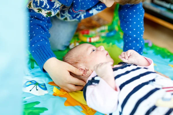 Menino menino feliz com bebê recém-nascido irmã menina — Fotografia de Stock