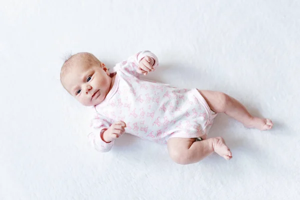 Πορτρέτο του χαριτωμένα αξιολάτρευτο νεογέννητο παιδί — Φωτογραφία Αρχείου