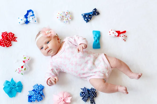 Söt bedårande nyfödda barn med färgglada bågar — Stockfoto