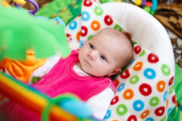 Aranyos, imádnivaló újszülött játszik a színes játék tornaterem — Stock Fotó