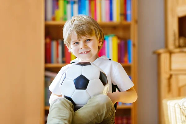 Retrato de hermoso niño preescolar con fútbol . — Foto de Stock