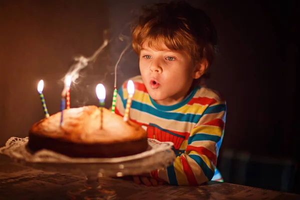 ケーキのろうそくの小さな子供男の子彼の誕生日を祝うと吹いて — ストック写真