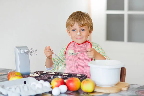 Divertido chico rubio hornear pastel de manzana en el interior —  Fotos de Stock