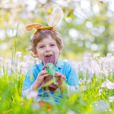 Küçük bir çocukla Paskalya bunny kulaklar ve çikolata