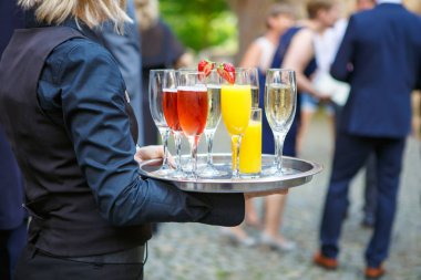 Garson başlayay farklı içecekler bardak bir tepsi ile