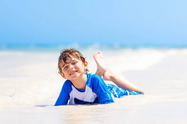 Jamaika tropikal plaj üzerinde eğleniyor küçük sarışın çocuk çocuk — Stok fotoğraf