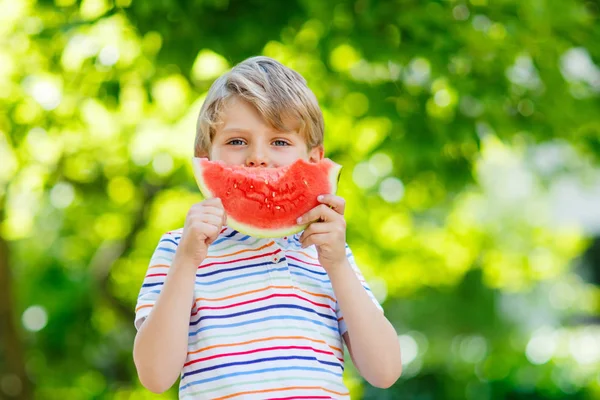 Kleine Vorschulkinder essen Wassermelone im Sommer — Stockfoto