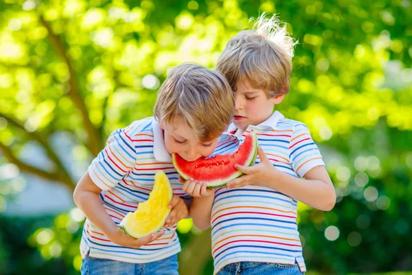 Deux petits garçons d'âge préscolaire mangeant de la pastèque en été — Photo