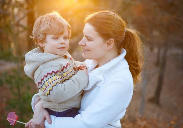 Mor och liten son i park eller skog, utomhus. — Stockfoto