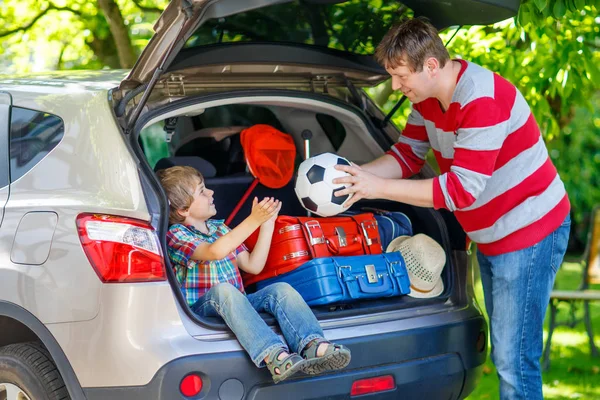 Kleine jongen jongen en vader voor vertrek naar auto vakantie — Stockfoto