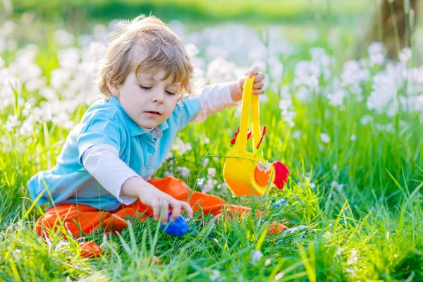 Little kid boy having fun with traditional Easter egg hunt — Stock Photo, Image