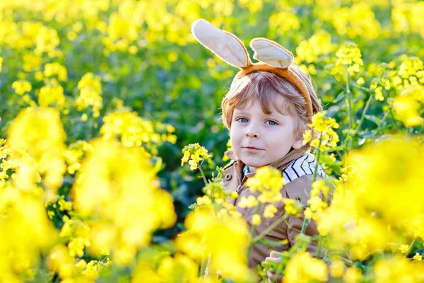 Niño divirtiéndose con la tradicional caza de huevos de Pascua — Foto de Stock