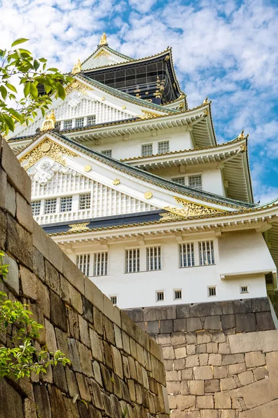 Bellissimo castello di Osaka in Giappone nella soleggiata giornata estiva . — Foto Stock
