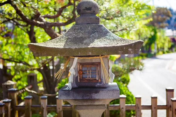 高山の日本の伝統的な寺院ランタン — ストック写真