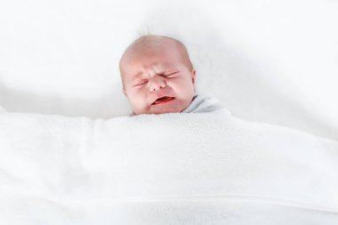 Ağlayan şirin yeni doğan bebek çocuk portresi