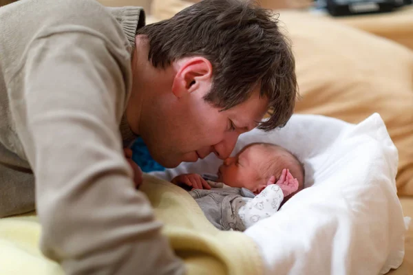 Padre de mediana edad abrazándose con su hija recién nacida — Foto de Stock