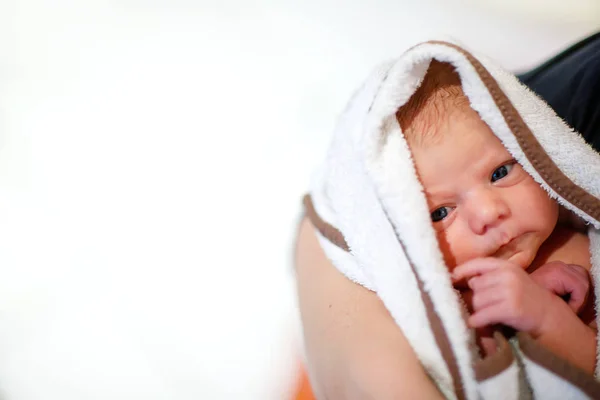 Modern som håller hennes nyfödda dotter efter födseln på armar. — Stockfoto