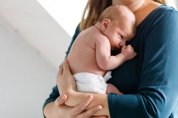 어머니 팔에 출산 후 신생아 딸을 잡고. — 스톡 사진