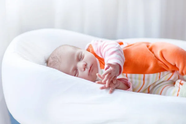 Retrato de bonito adorável bebê recém-nascido menina dormindo — Fotografia de Stock