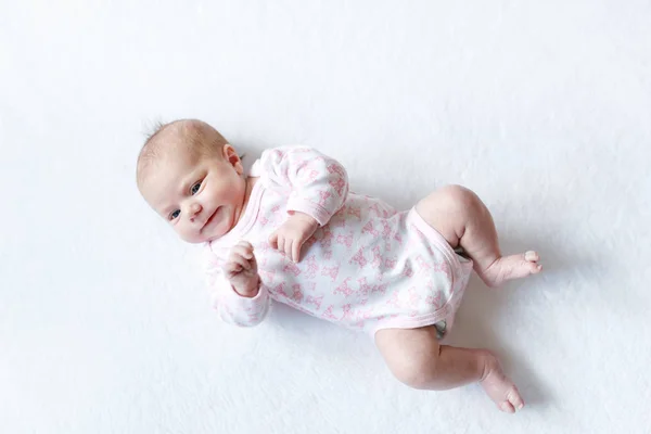 Retrato de bonito adorável bebê recém-nascido criança — Fotografia de Stock