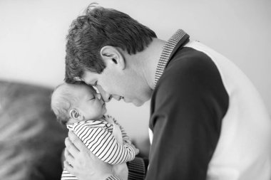 Yeni doğan bebek kızı, aile portre birlikte mutlu gururlu genç Baba