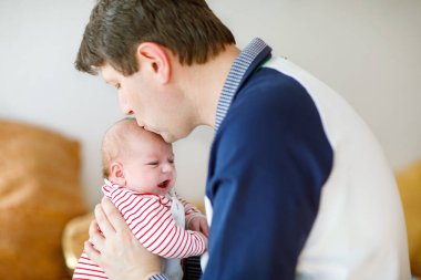 Yeni doğan bebek kızı, aile portre birlikte mutlu gururlu genç Baba