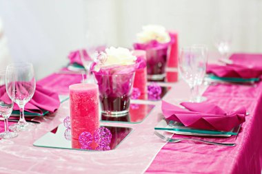 Düğün veya olay parti pembe, gül ve mor için küme tablo