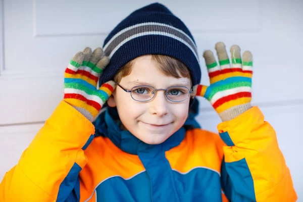 Ritratto di ragazzino carino della scuola con gli occhiali — Foto Stock