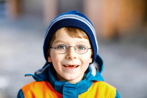 ガラスの小さなかわいい学校子供男の子の肖像画 — ストック写真