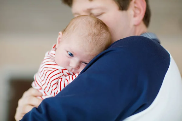 Yeni doğan bebek kızı, aile portre birlikte mutlu gururlu genç Baba — Stok fotoğraf