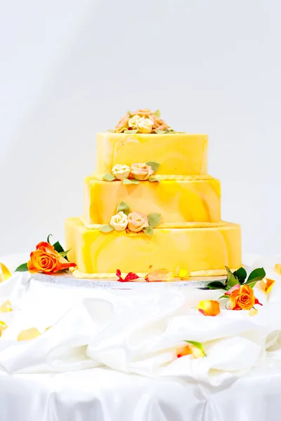 Wedding cake in white, green and rose — Stock Photo, Image