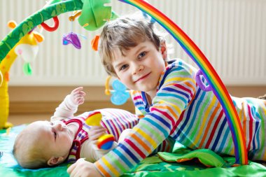 Yeni doğan bebek kız kardeşi ile mutlu küçük çocuk çocuk kız