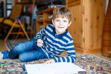 okul öncesi çocuk çocuk evde ödev yapma, bir hikaye ile renkli kalemler boyama