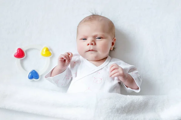 Bonito bebê menina brincando com colorido chocalho brinquedo — Fotografia de Stock