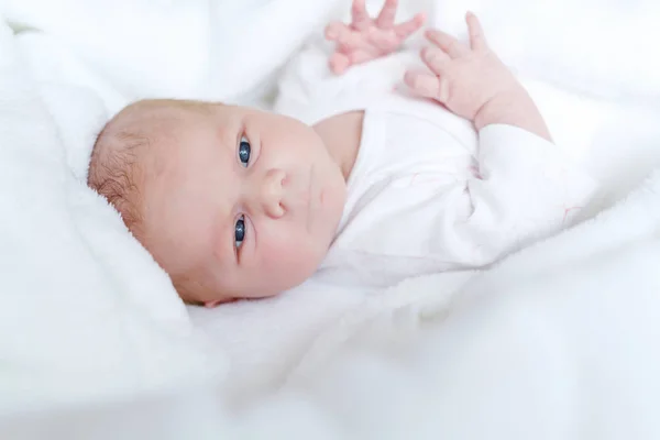 Retrato de bonito adorável bebê recém-nascido criança — Fotografia de Stock