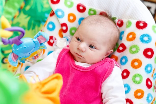 カラフルなおもちゃのジムで遊ぶかわいい愛らしい新生児 — ストック写真