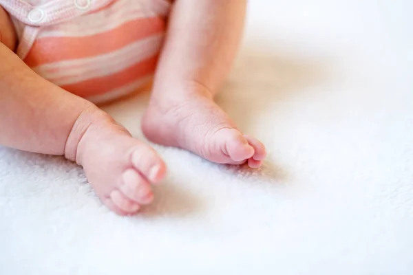 Gros plan des pieds de bébé isolés sur fond blanc — Photo