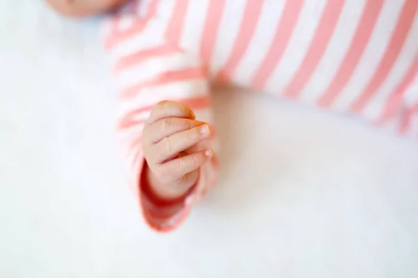 Närbild av baby hand. Små fingrar av nyfödd baby flicka — Stockfoto