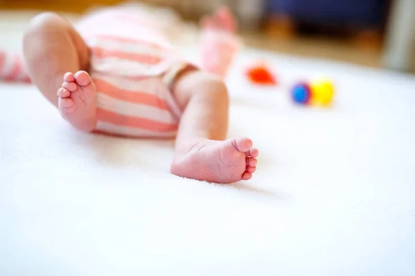 Gros plan des pieds de bébé isolés sur fond blanc — Photo